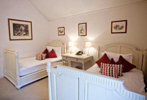 科宁厄姆阿姆斯酒店客房内的一张或多张床位