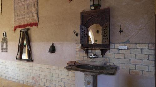 梅尔祖卡梅森梅思佳旅馆的浴室设有水槽和墙上的镜子