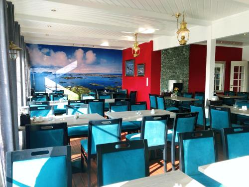 勒斯特岛罗斯特码头酒店的一间配备有桌子和蓝色椅子的用餐室