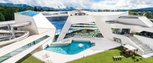 ArriachAppartement VIDMAR-FERIENGLÜCK的一座带游泳池的大型白色建筑