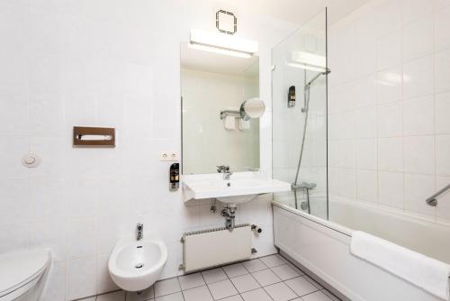 拜罗伊特安薇娜康哥拉斯酒店-瓦格奈斯塔德特酒店的白色的浴室设有水槽和卫生间。