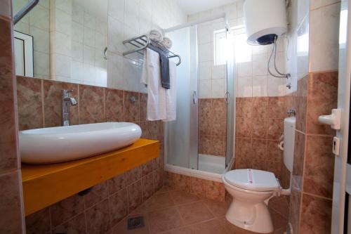 乌尔齐尼帕夏旅馆的一间带水槽和卫生间的浴室