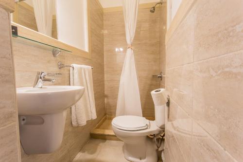 阿斯旺Hapi Hotel的浴室配有白色卫生间和盥洗盆。