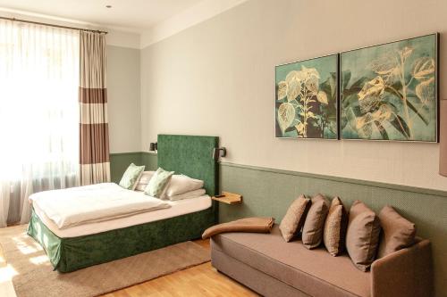 柏林库弗斯坦达姆大街厄尔巴酒店 - 钱伯斯设计的一间卧室配有一张床和一张沙发