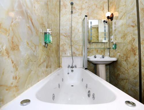 Ardlui阿德路伊酒店的带浴缸和盥洗盆的浴室