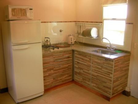 塔菲德尔瓦勒Casa de Montaña Sacha Huasi的厨房配有白色冰箱和水槽