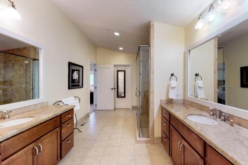桑德波因特Seasons 331 - Penthouse的大型浴室设有2个水槽和淋浴。