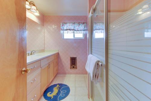 Lopez Island Agate Beach Waterfront Home的一间浴室