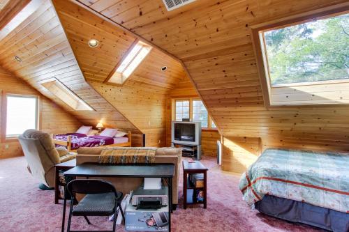 卡农海滩Harrison Loft的小木屋卧室配有1张床和电视