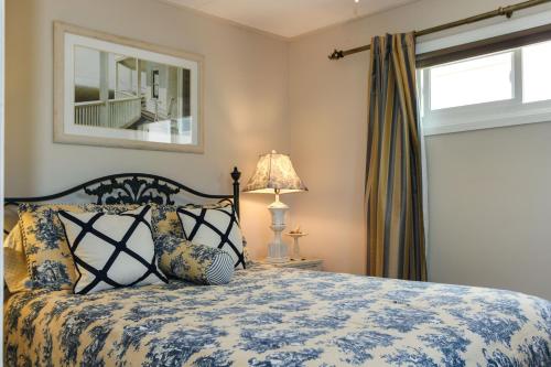 圣地亚哥乔拉别墅的一间卧室设有一张床和一个窗口