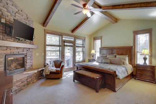 森赖弗Caldera Springs Home的一间卧室配有一张床和一个壁炉