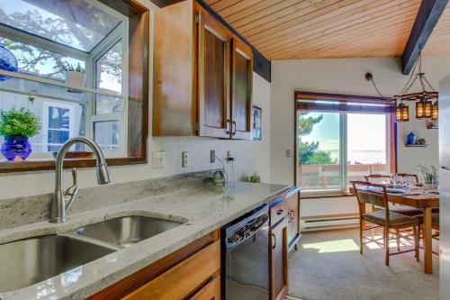 新港Arrow Point的厨房配有水槽、桌子和窗户