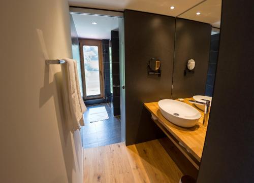 克罗夫Rieslingquartier - Mosel Wein Hotel的一间带水槽的浴室和位于柜台上的卫生间