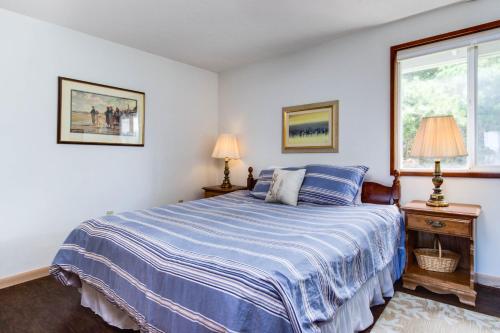 林肯海滩At The Seaside的一间卧室配有一张床、两盏灯和一个窗户。
