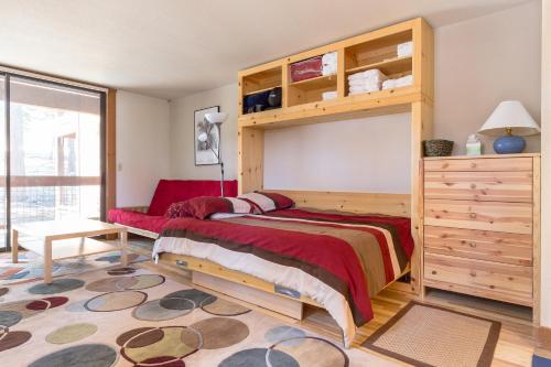 特拉基Aspen Grove Studio at Northstar的一间卧室设有一张木制双层床和大窗户。