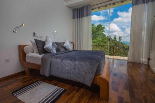 康提Villa Vajrapani的一间卧室设有一张床和一个大窗户