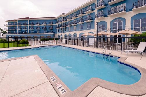 赛百灵SEVEN Sebring Raceway Hotel的酒店前的游泳池
