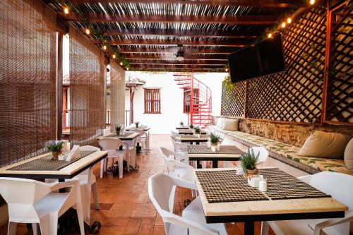 卡塔赫纳Casa BuGo的餐厅设有桌椅和平面电视。