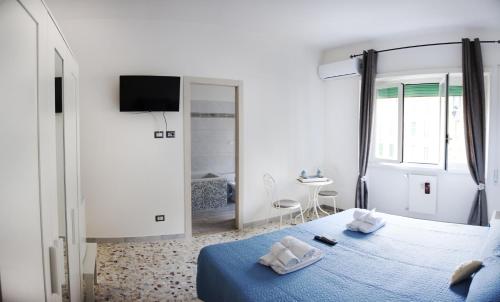 罗马Ostiense District B&B的一间卧室配有蓝色的床和镜子