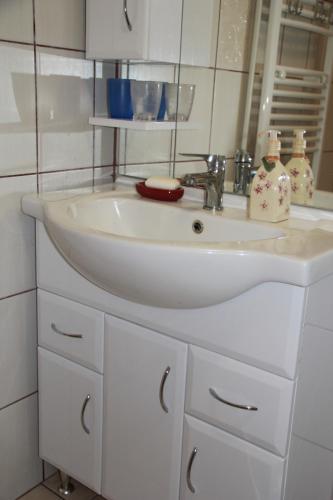 保拉德Óhuta的浴室设有白色水槽和镜子