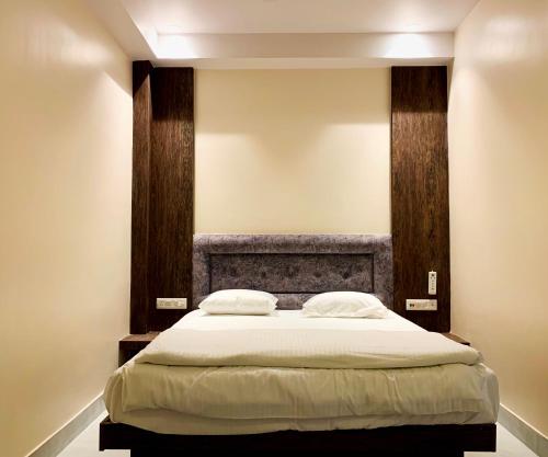 布莱尔港Hotel Serene Palace的一间卧室,卧室内配有一张大床
