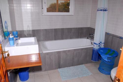 Muntanya la SellaMi Tiempo的带浴缸、盥洗盆和卫生间的浴室