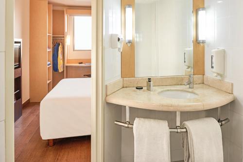 宜必思坎昆中央酒店的一间浴室