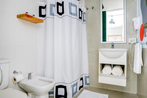 科尔多瓦Selina Nueva Cordoba的一间带卫生间和淋浴帘的浴室