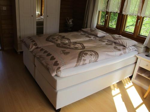 采尔马特Matterhorn Ried Suite的卧室内的一张大床,床架