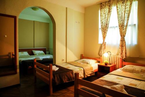 ŠavnikHotel Djokovic的酒店客房,设有两张床和镜子