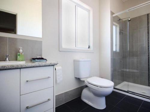 沃拉鲁Agape Holiday Home with Pool table ,NBN Internet的白色的浴室设有卫生间和淋浴。