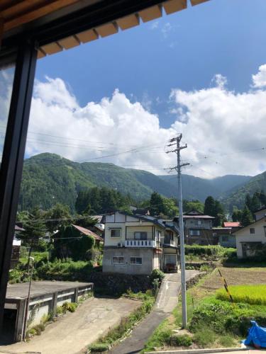 野沢Apartment at Toemu Nozawa的从房子的窗户可欣赏到村庄景色