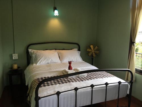 甲米塔拉考阳台旅馆客房内的一张或多张床位