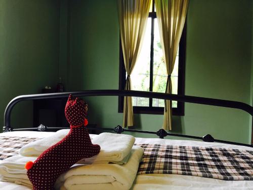 甲米塔拉考阳台旅馆客房内的一张或多张床位
