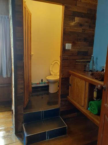高龙撒冷岛姆派湾邦德旅馆的一间带卫生间和木墙的浴室
