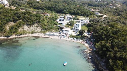 乌尔齐尼Casa Mila apartments & bungalows的海滩空中景色,水中有一条船