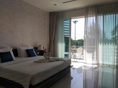 甲米镇甲米望江楼酒店的一间卧室设有一张大床和一个大窗户