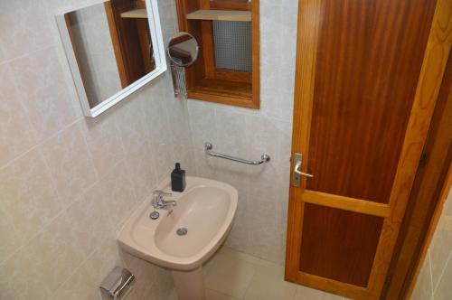 戈梅拉岛圣塞瓦斯蒂安La Niña的一间带水槽、卫生间和镜子的浴室
