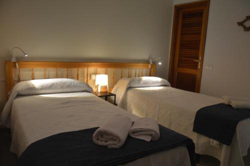 戈梅拉岛圣塞瓦斯蒂安La Niña的酒店客房,配有两张带毛巾的床