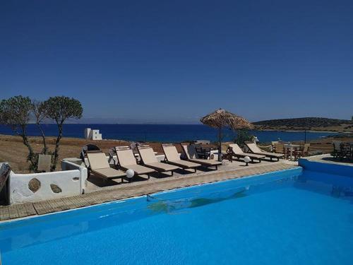 斯希努萨岛Anatoli Studios的一个带躺椅的游泳池和海滩