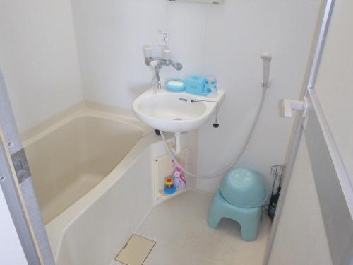 石垣岛仲间由美酒店的一间带水槽、浴缸和卫生间的浴室
