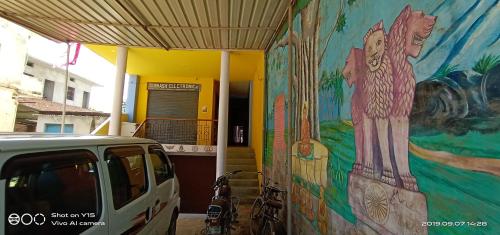 瓦拉纳西MAYUR paying Guest house的一面墙上挂着壁画的建筑物