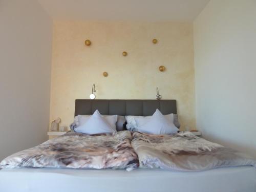 米尔施塔特Weisse Villa的卧室配有一张带白色床单和枕头的大床。