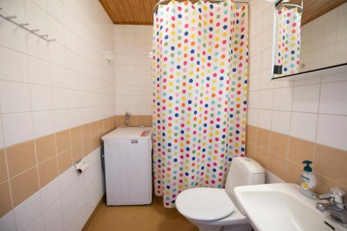 米凯利Mikkeli center apartment的一间带卫生间和淋浴帘的浴室