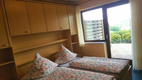 梅德巴赫维特布里克度假屋的卧室设有2个枕头,靠窗