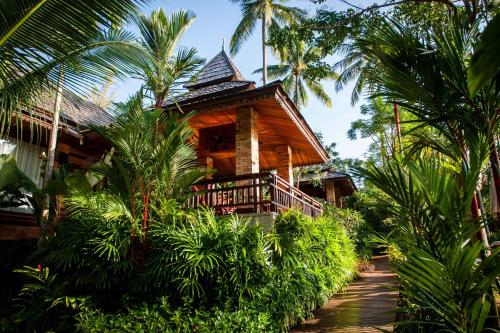 奥南海滩Aonang Phu Pi Maan Resort & Spa - SHA Extra Plus的棕榈树森林中的小屋