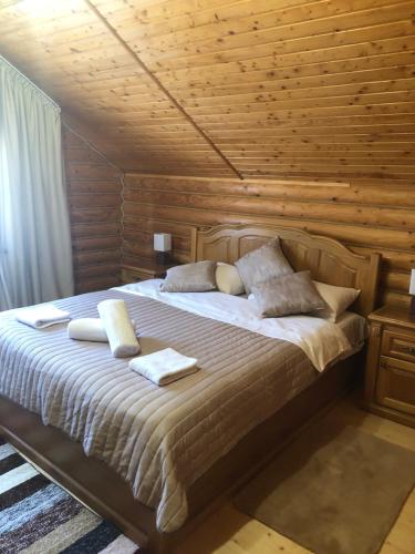 米戈韦Gostynnyi Dvir VIP HOUSE的一间卧室配有一张床,上面有两条毛巾
