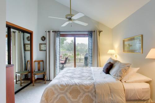 卡农海滩Chapman Cottage的一间卧室配有一张带吊扇的床