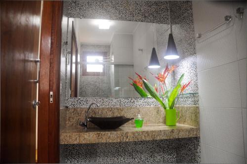 圣米格尔-杜戈斯托苏Cardeiro Flat-S.M.Gostoso的一间带水槽和镜子的浴室