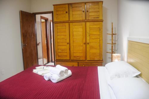 圣米格尔-杜戈斯托苏Cardeiro Flat-S.M.Gostoso的卧室配有2条白色毛巾。